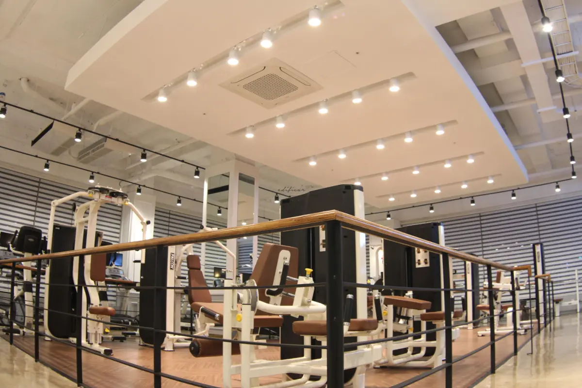 110평 대형 피트니스센터 웨이트존 천장 인테리어